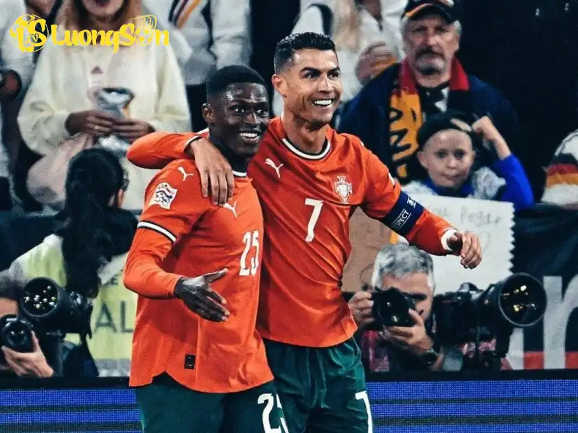 Thành công cùng ĐT Bồ Đào Nha và PSG trong năm qua đã giúp Nuno Mendes đã tạo ra thành tích vô tiền khoáng hậu