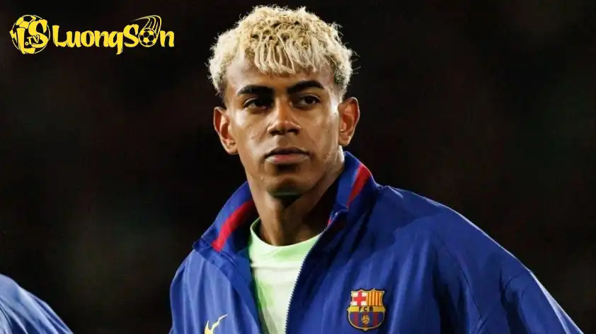 Yamal phải đối diện thách thức từ truyền thông khi nổi tiếng quá sớm (Ảnh: Mirror)