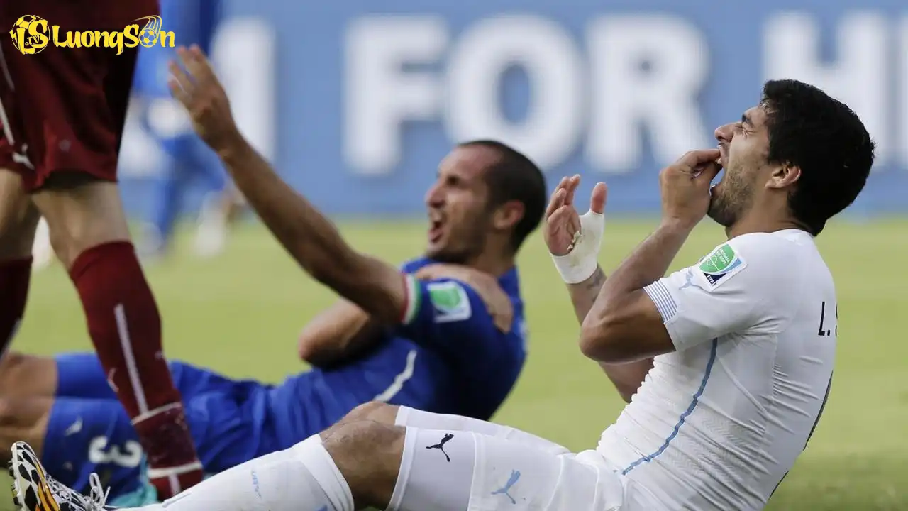 Tình huống cắn vai Chiellini nổi tiếng của Suarez tại World Cup 2014 (Ảnh: France24) Tình huống cắn vai Chiellini nổi tiếng của Suarez tại World Cup 2014 (Ảnh: France24)