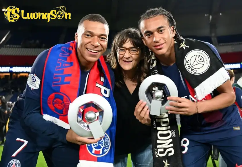 Ethan và Kylian từng sát cánh trong màu áo PSG Ethan và Kylian từng sát cánh trong màu áo PSG