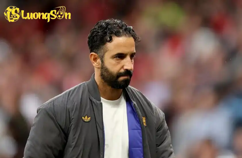 Amorim đứng trước nguy cơ bị sa thải sau chuỗi trận thảm họa (Ảnh: The Sun). Amorim đứng trước nguy cơ bị sa thải sau chuỗi trận thảm họa