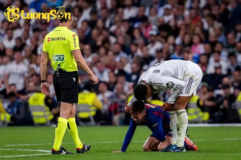 Bellingham khiêu khích Pedri sau pha va chạm trên sân. (Ảnh: Sportbible) Bellingham khiêu khích Pedri sau pha va chạm trên sân.