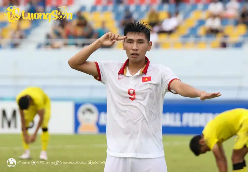 Đinh Xuân Tiến có chiều cao khiếm tốn nhưng là chân sút nguy hiểm Đinh Xuân Tiến có chiều cao khiếm tốn nhưng là chân sút nguy hiểm