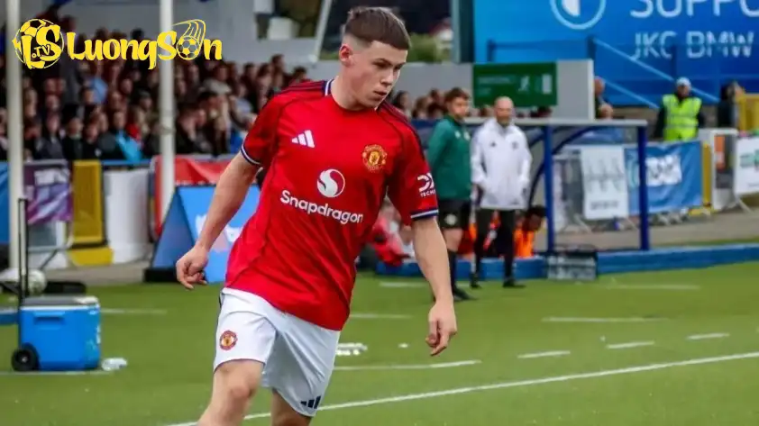 Kai Rooney sở hữu ngoại hình và lối chơi khá tương đồng với người bố huyền thoại của mình.