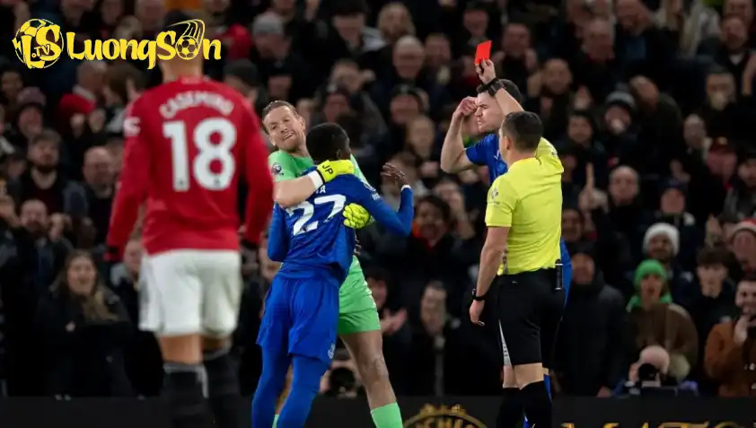 Idrissa đã lên tiếng xin lỗi toàn đội sau khi trận đấu kết thúc. Idrissa đã lên tiếng xin lỗi toàn đội sau khi trận đấu kết thúc.