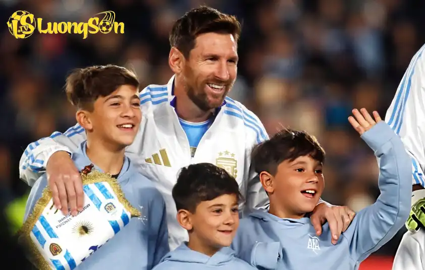 Messi tiết lộ Ciro (giữa) có lối chơi năng động và đầy tốc độ Messi tiết lộ Ciro (giữa) có lối chơi năng động và đầy tốc độ