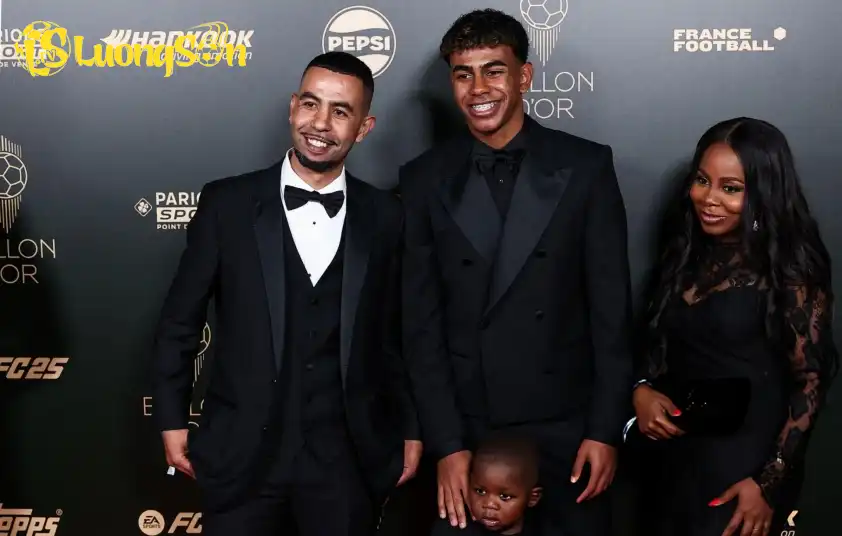 Tên đầy đủ của Yamal (Lamine Yamal Nasraoui Ebana) bao gồm họ cha và mẹ anh Tên đầy đủ của Yamal (Lamine Yamal Nasraoui Ebana) bao gồm họ cha và mẹ anh