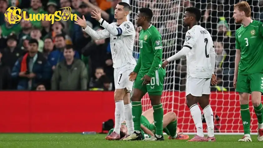 Ronaldo khiến đối thủ nằm sân Ronaldo khiến đối thủ nằm sân