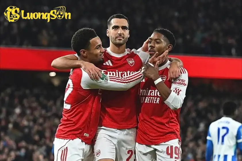 Merino có thể thi đấu ở nhiều vị trí khác nhau trên sân. Merino có thể thi đấu ở nhiều vị trí khác nhau trên sân.