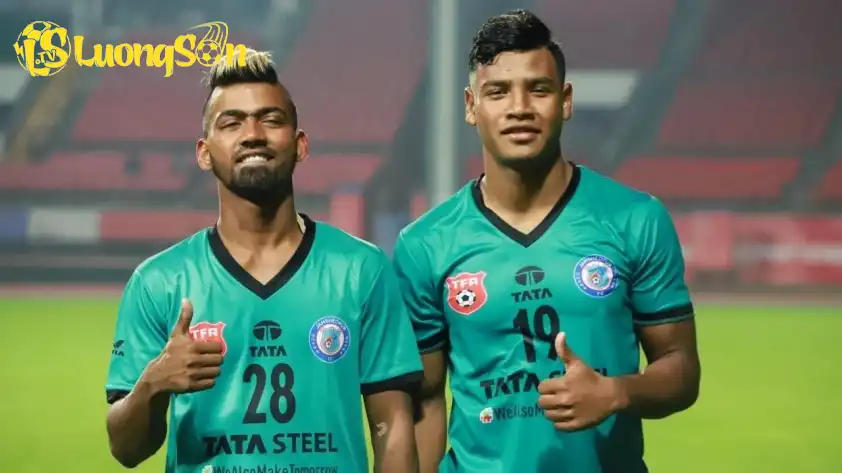 Sau khi hết án phạt, Mukhi (trái) được CLB cũ Jamshedpur FC ký hợp đồng trở lại vào năm 2020. Sau khi hết án phạt, Mukhi (trái) được CLB cũ Jamshedpur FC ký hợp đồng trở lại vào năm 2020.