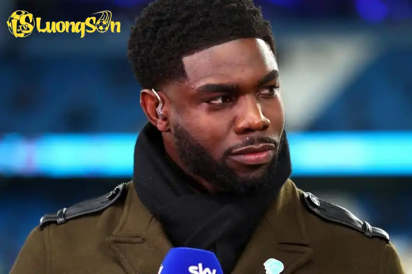Giờ đây, Micah Richards là một trong những gương mặt quen thuộc của đài Sky Sports. Giờ đây, Micah Richards là một trong những gương mặt quen thuộc của đài Sky Sports
