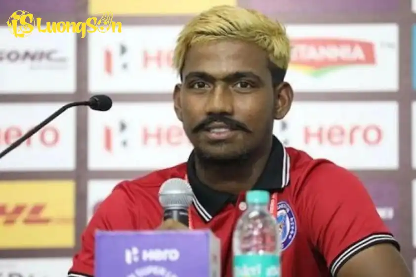 Vụ bê bối gian lận khiến Mukhi phải nhận án phạt cấm thi đấu bóng đá trong 6 tháng. Vụ bê bối gian lận khiến Mukhi phải nhận án phạt cấm thi đấu bóng đá trong 6 tháng.