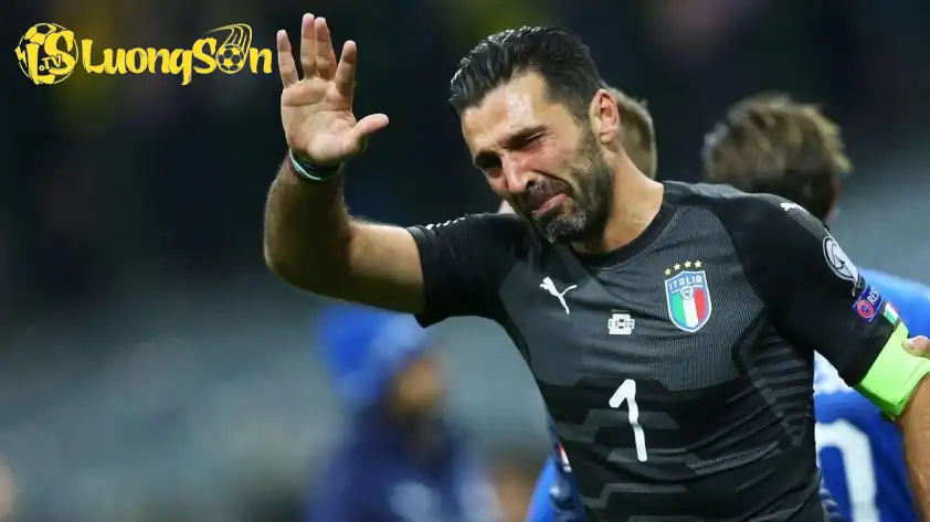 Những giọt nước mắt đầy ám ảnh của Gianluigi Buffon sau khi Ý tuột mất tấm vé đến Nga