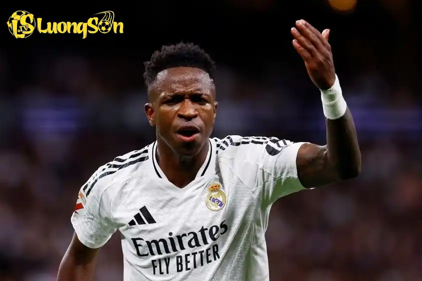 Vinicius vẫn được HLV Xabi Alonso bảo vệ (Ảnh: AS) Vinicius vẫn được HLV Xabi Alonso bảo vệ
