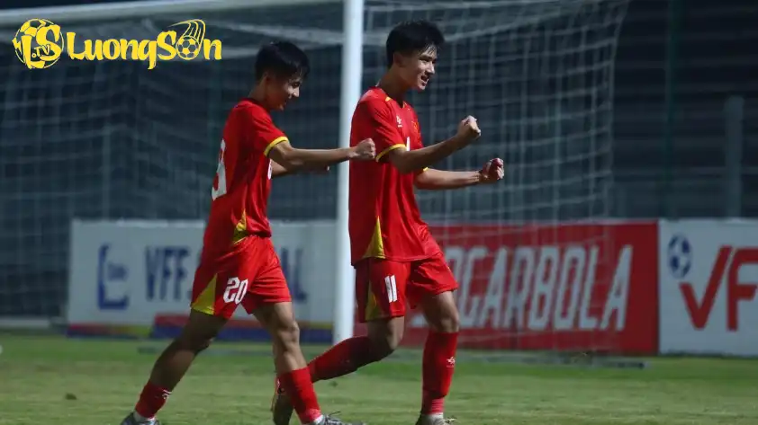 Văn Dương (số 11) có trận thi đấu tuyệt hay trước U17 Malaysia. Văn Dương (số 11) có trận thi đấu tuyệt hay trước U17 Malaysia.